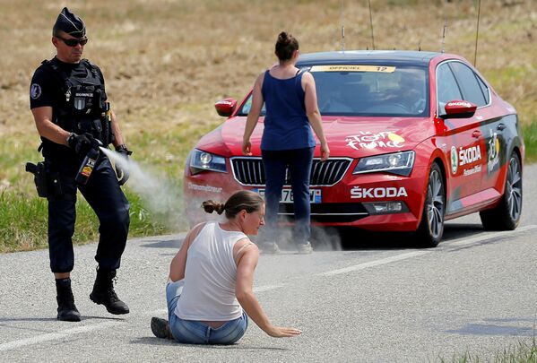 デモ女性の顔に唐辛子スプレーを噴射する警察。自転車レース「ツール・ド・フランス2018」で - Sputnik 日本