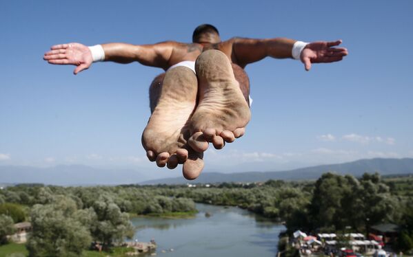 年次恒例水中飛び込み大会の優勝者、Florid Gashi氏が橋から飛び込む。コソボ - Sputnik 日本