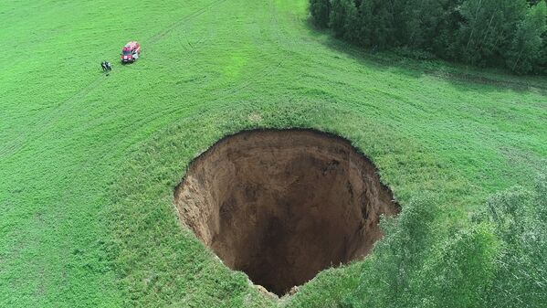 農場にぽっかり開いた巨大な穴。 ニジニ・ノヴゴロド州、ロシア - Sputnik 日本