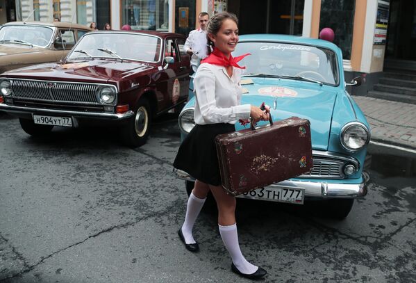 レトロな車と女性。モスクワ - Sputnik 日本