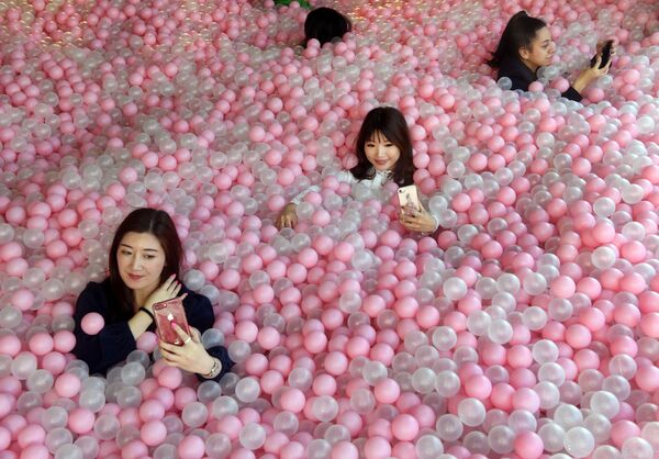 キャンディのようなボールプールで自撮りする女性たち。メルボルンにある「Sugar Republic」で - Sputnik 日本