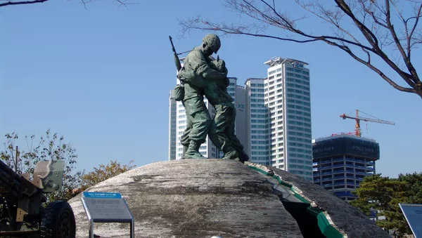 兄弟の像