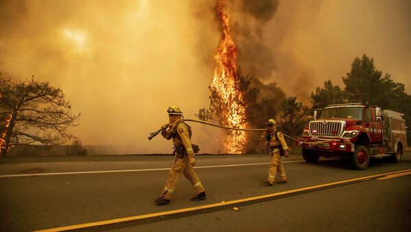 Пожарные во вреся тушения природных пожаров в Клирлейк Окс, Калифорния - Sputnik 日本