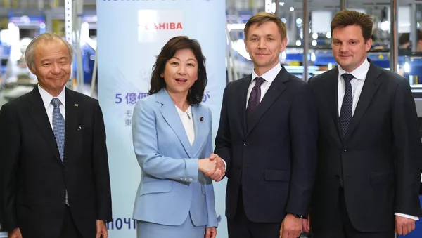 野田総務相、ロシア初訪問：東芝が機材を納入したモスクワ国際郵便交換局を視察【写真】