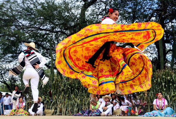 メキシコの祝祭で踊るダンサー - Sputnik 日本