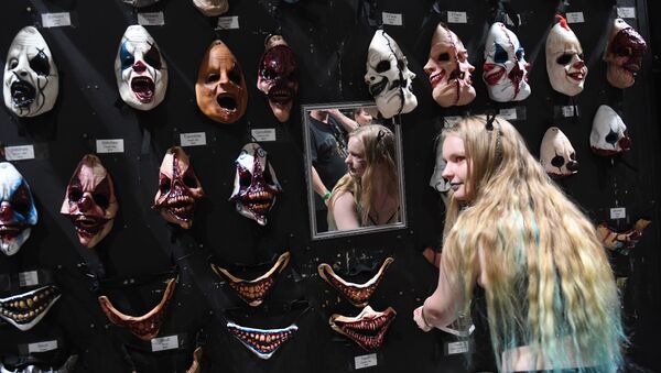 毎年恒例の大会「Midsummer Scream Horror Convention」のスタンドに飾られた恐ろしいマスク。カリフォルニア - Sputnik 日本