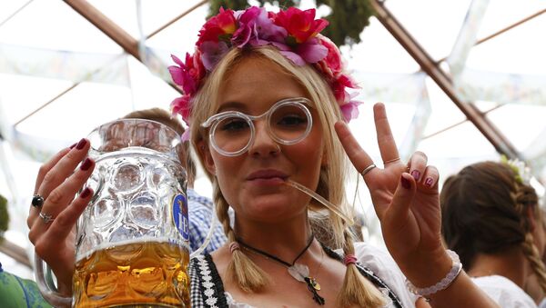 A visitor drinks beer on the first day of the 182nd Oktoberfest in Munich, Germany, September 19, 2015 - Sputnik 日本
