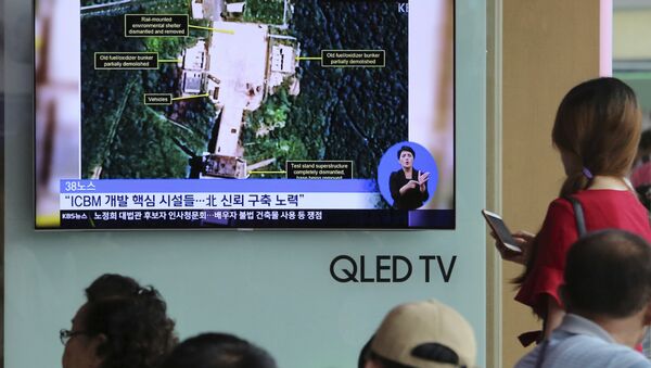 A TV screen shows a satellite image of North Korea's Sohae launch site, during a news program at the Seoul Railway Station in Seoul, South Korea, Tuesday, July 24, 2018. - Sputnik 日本