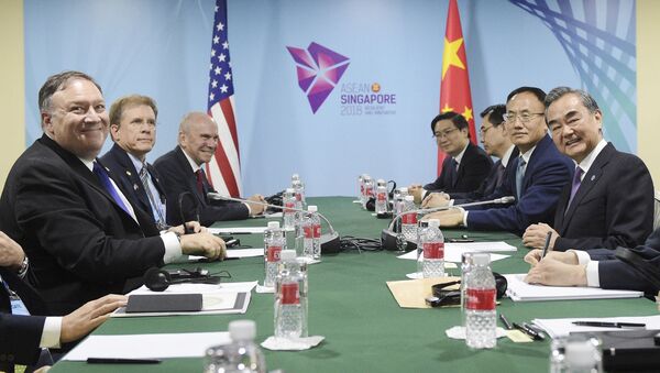 Госсекретарь США Майк Помпео и министр иностранных дел Китая Ван И на двусторонней встрече в кулуарах встречи министров иностранных дел стран АСЕАН в Сингапуре - Sputnik 日本