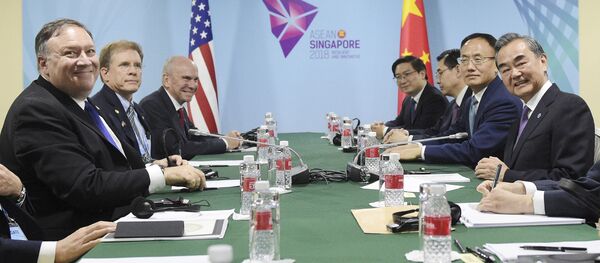 Госсекретарь США Майк Помпео и министр иностранных дел Китая Ван И на двусторонней встрече в кулуарах встречи министров иностранных дел стран АСЕАН в Сингапуре Госсекретарь США Майк Помпео и министр иностранных дел Китая Ван И на двусторонней встрече в кулуарах встречи министров иностранных дел стран АСЕАН в Сингапуре - Sputnik 日本