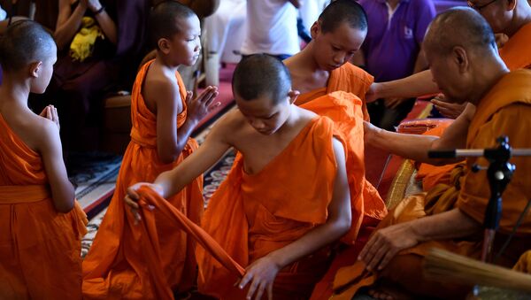 Спасенные таиландские футболисты во время церемонии посвящения в монахи - Sputnik 日本