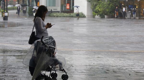 Девушка с коляской на улице Токио - Sputnik 日本
