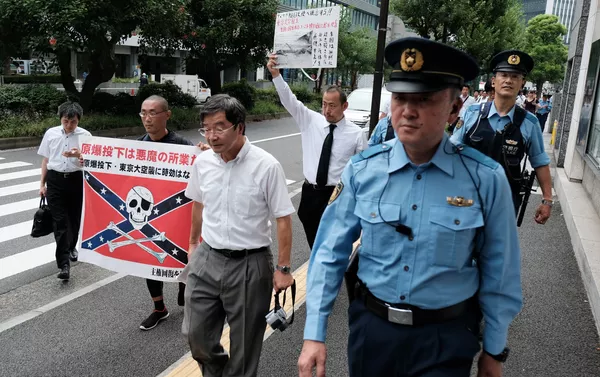 大使館に向かう抗議運動の参加者たち 大使館に向かう抗議運動の参加者たち - Sputnik 日本