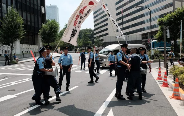 急進的グループの抗議運動は、警察とのもみ合いに発展した 急進的グループの抗議運動は、警察とのもみ合いに発展した - Sputnik 日本