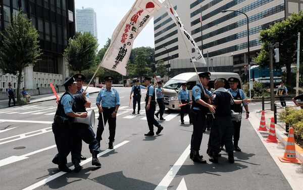 急進的グループの抗議運動は、警察とのもみ合いに発展した - Sputnik 日本