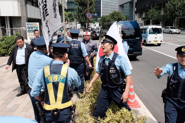 急進的グループの抗議運動は、警察とのもみ合いに発展した - Sputnik 日本