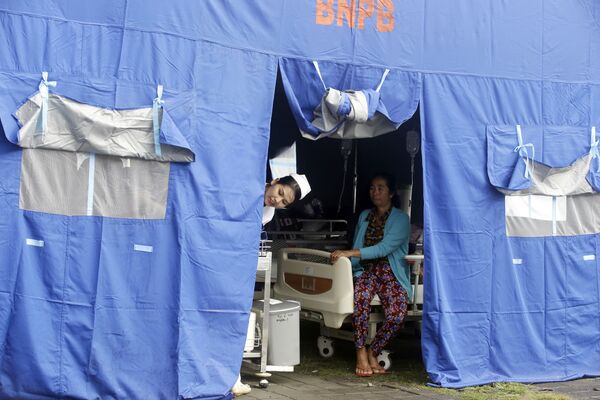 野外病院のテントから顔を出す看護婦 - Sputnik 日本