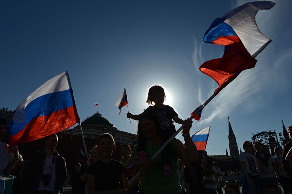 ６月１２日、ロシアの日のモスクワ、赤の広場、コンサート「ルーシからロシアまで」の開始を待つ観客たち - Sputnik 日本