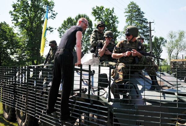 ウクライナ米の合同軍事演習「フェアレス・ガーディアン」でヤツェニュク首相（左）と米軍人、ヤヴォリフスク射撃場で - Sputnik 日本