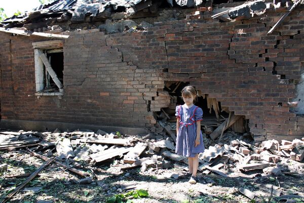 ウクライナ治安維持機関の砲撃で壊された家のそばにたたずむ少女、ゴルロフクで - Sputnik 日本