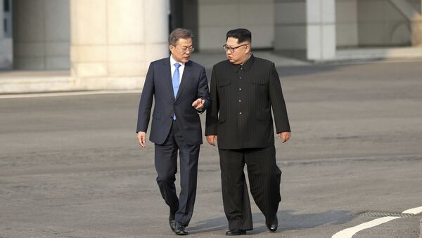 North Korean leader Kim Jong Un, right, talks with South Korean President Moon Jae-in at the border village of Panmunjom in the Demilitarized Zone, South Korea, Friday, April 27, 2018 - Sputnik 日本