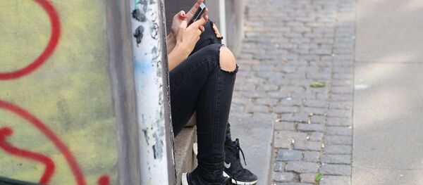 Девушка-подросток со смартфоном - Sputnik 日本