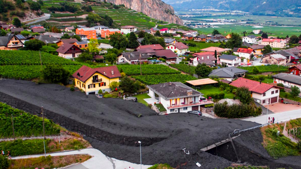 Последствия всплеска мощного потока грязи и камней в городе Шамозон, Швейцария - Sputnik 日本