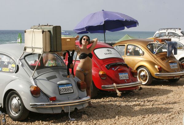 レバノンのビーチで、フォルクスワーゲンのレトロ車クラブに参加する人々 - Sputnik 日本
