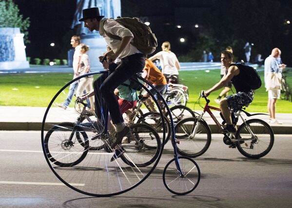 モスクワで、夜間の自転車パレードに参加する人々 - Sputnik 日本