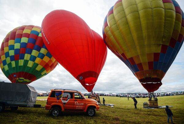 ロシアのノヴォシビルスク州で、航空祭での飛行前に準備を行う気球 - Sputnik 日本