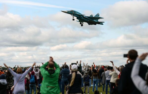 ロシアのノヴォシビルスク州での航空祭で、演技飛行を披露する「スホイ３４」戦闘爆撃機 - Sputnik 日本