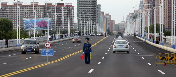 Полицейский регулирует движение на улице в Пхеньяне, Северная Корея - Sputnik 日本