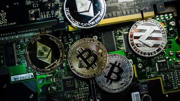 Souvenir coins with the cryptocurrency logos of Bitcoin, Litecoin and Ethereum - Sputnik 日本
