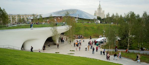 Посетители в природно-ландшафтном парке Зарядье в Москве - Sputnik 日本