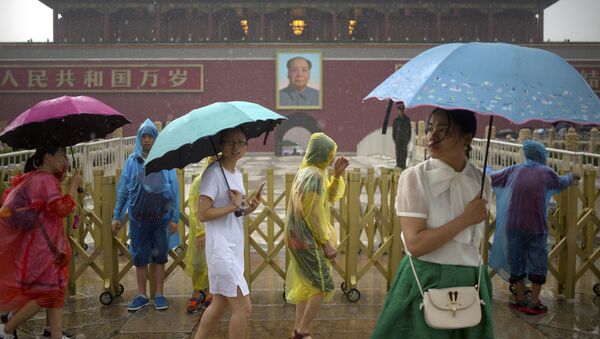 Посетители проходят мимо портрета Мао Цзэдуна на воротах Тяньаньмэнь в дождливый день в Пекине - Sputnik 日本