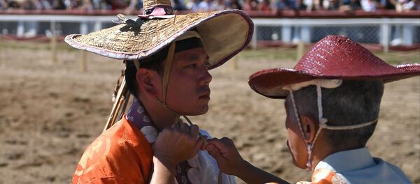 Японские лучники школы Огасавара-рю перед началом демонстрации традиционного японского искусства Ябусамэ на Центральном московском ипподроме Японские лучники школы Огасавара-рю перед началом демонстрации традиционного японского искусства Ябусамэ на Центральном московском ипподроме - Sputnik 日本
