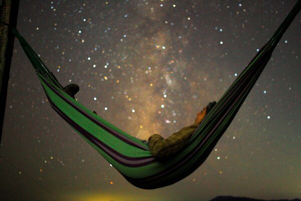 ペルセウス座流星群で流れ星が落ちるなか、ハンモックで寝る女性。マケドニア - Sputnik 日本