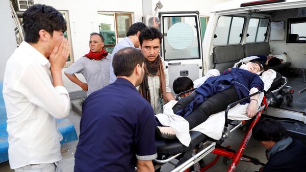 Медики увозят пострадавшего во время взрыва в Кабуле - Sputnik 日本