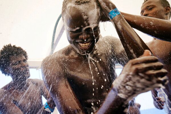 スペインの救助艇の上でシャワーを浴びる、スーダン出身の１７歳の若者 - Sputnik 日本