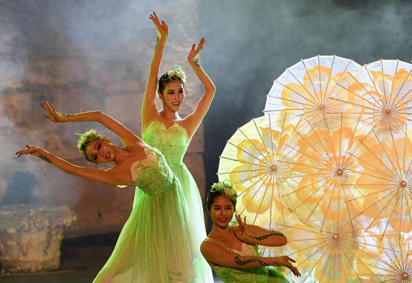 チュニスの「カルタゴ国際フェスティバル」で、踊りを披露する中国の女性ダンサーたち - Sputnik 日本