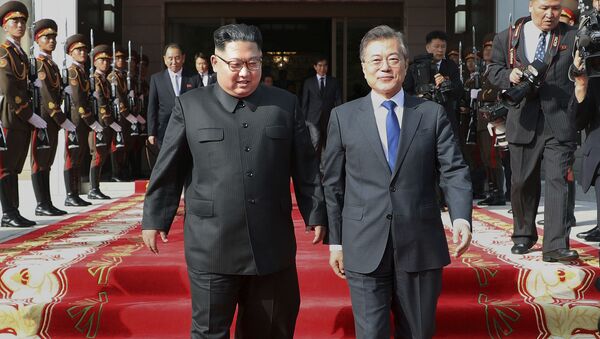 Президент Южной Кореи Мун Чжэ Ин во время встречи с лидером КНДР Ким Чен Ыном в деревне Пханмунджом - Sputnik 日本