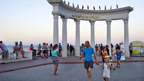 Отдыхающие на площади возле ротонды в городе Алуште - Sputnik 日本