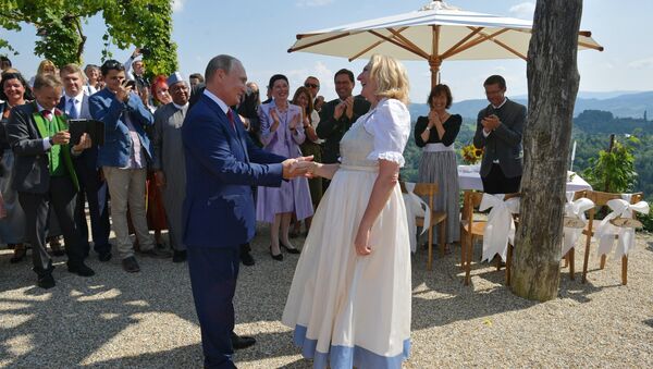 プーチン大統領、オーストリア外相と結婚式でダンスを踊る - Sputnik 日本