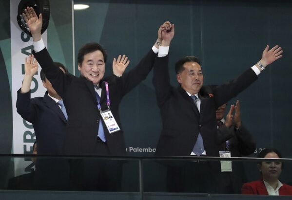 開幕式に出席する李洛淵（イナギョン）首相と李龍男（リ・リョンナム）副首相 - Sputnik 日本