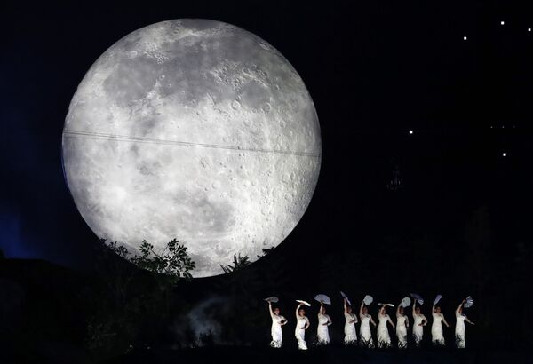 月を背景に踊るダンサー。開幕式で - Sputnik 日本
