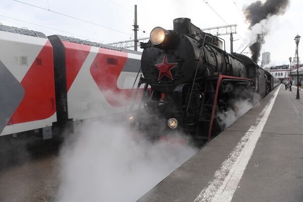 観光列車「帝国ロシア」の先頭に立つレトロ蒸気機関車 - Sputnik 日本