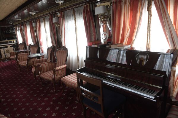 観光列車の車内に置かれているピアノ - Sputnik 日本