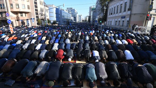 イスラム教最大の祝日にモスクワで２０万人を超す信者が詣で - Sputnik 日本