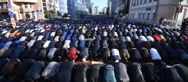 イスラム教最大の祝日にモスクワで２０万人を超す信者が詣で - Sputnik 日本