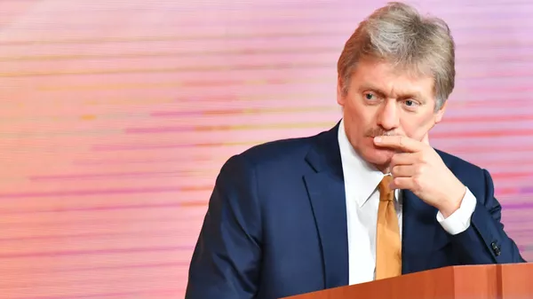Заместитель руководителя администрации президента РФ – пресс-секретарь президента РФ Дмитрий Песков на ежегодной большой пресс-конференции президента РФ Владимира Путина - Sputnik 日本